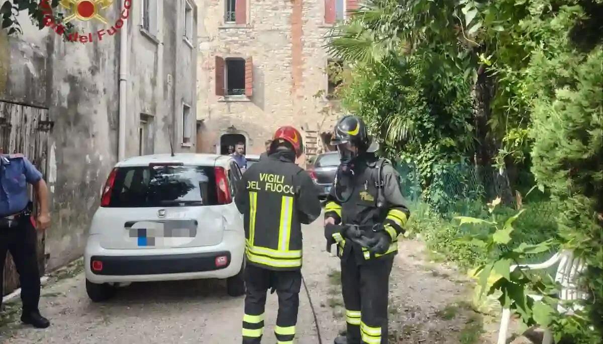 Esce fumo dalle finestre, incendio in appartamento: muore una 72enne, intossicato il fratello - 