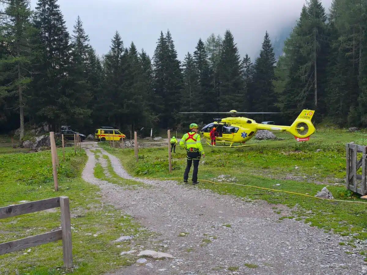 Pontebba, famiglia con due bimbi bloccati a quota 1900 metri: soccorsi con 10 verricellate - 