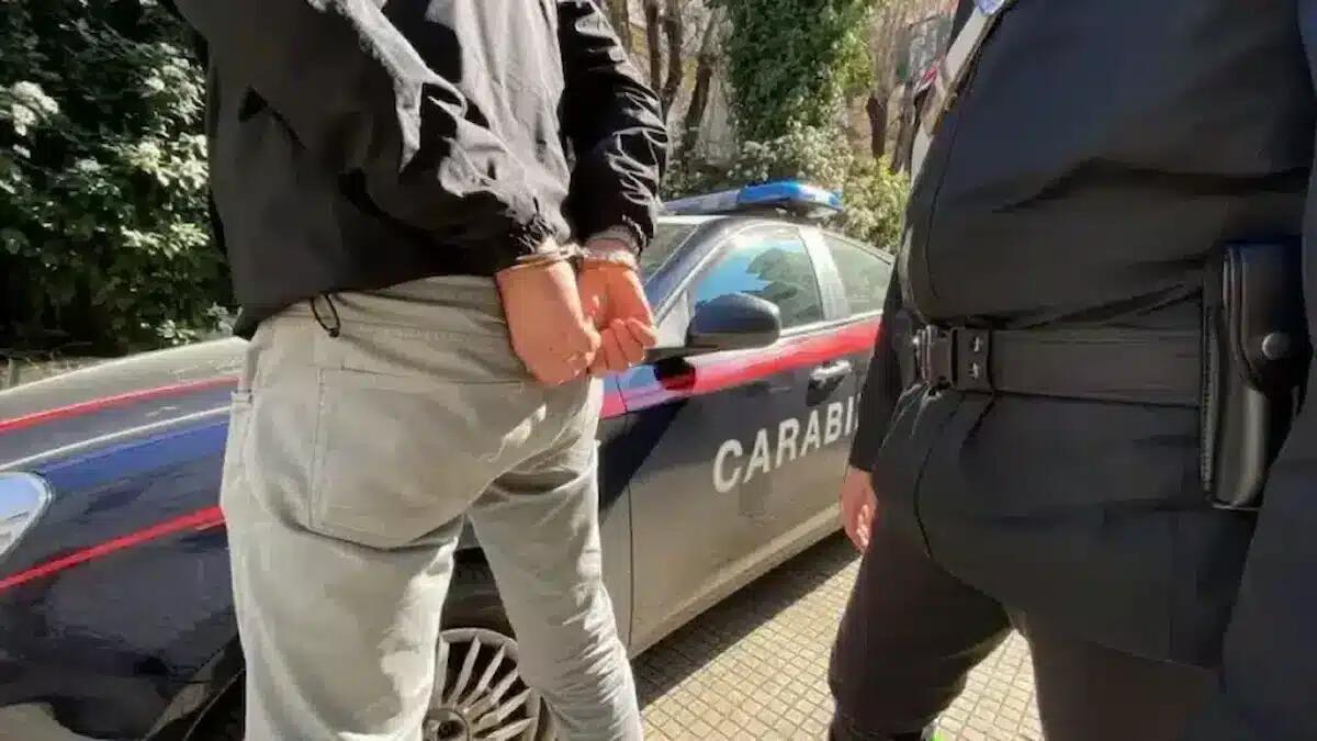 Ubriaco importuna le auto in transito, poi prende a schiaffi gli agenti: arrestato 29enne bengalese - 
