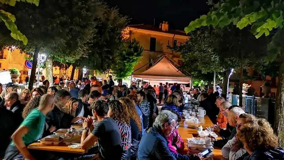 Fotografa una 18enne in bagno alla sagra: lei inizia ad urlare, lui viene inseguito dal papà e dallo staff - 