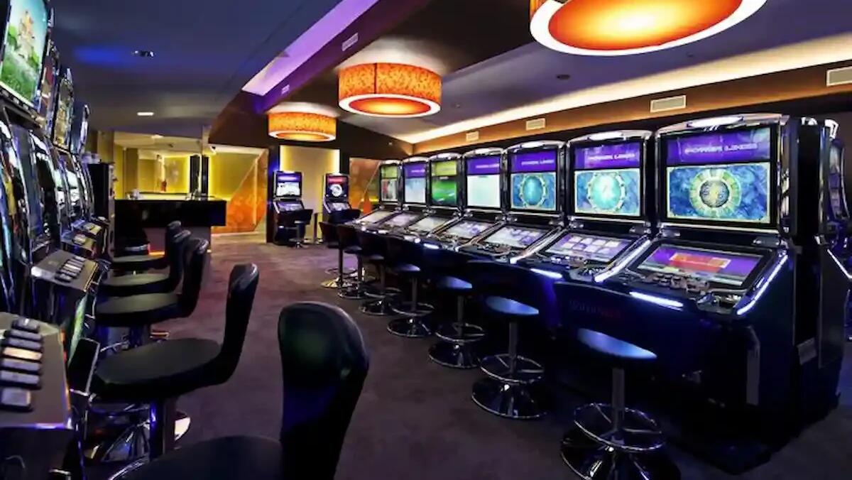 Entra in una sala slot, spinge a terra un cliente e gli ruba 40 euro in monete: arrestato -