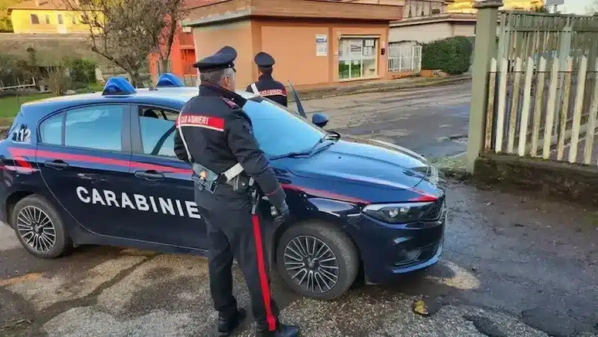Si schianta con auto rubata e aggredisce la donna accorsa per aiutarlo: in carcere un marocchino - 