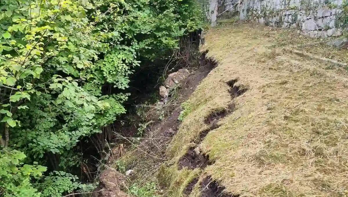 Crolla un muretto a secco, i massi finiscono sulla proprietà sottostante: evacuata per sicurezza - 