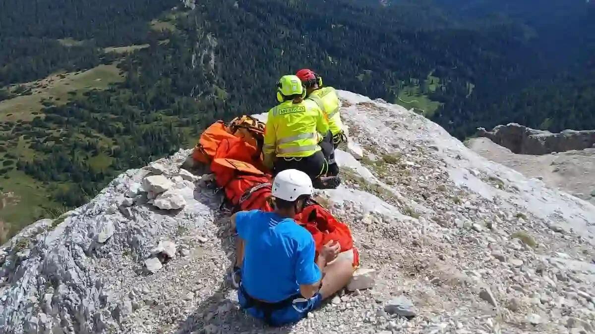 Perde l’equilibrio e precipita durante la discesa in montagna: muore a 31 anni -