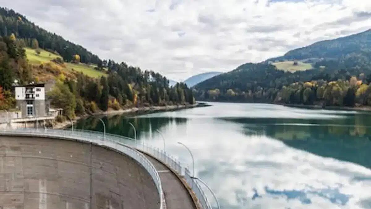 Macabra scoperta nelle acque del lago artificiale di Valdaora: il corpo senza vita di un 67enne del posto -