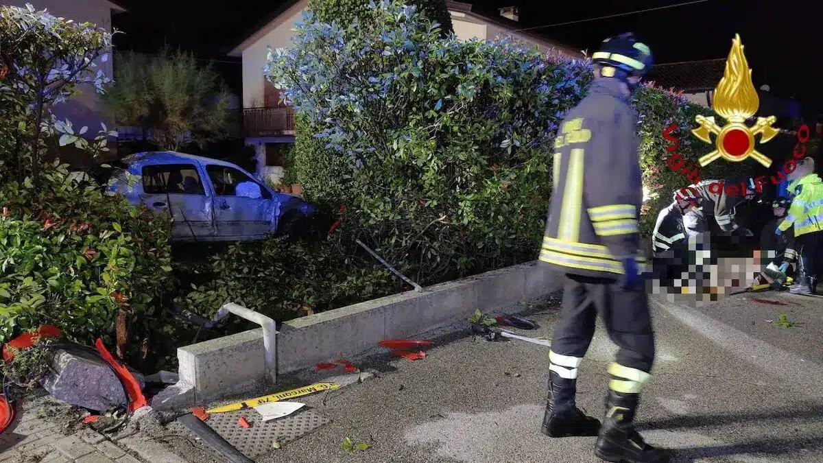 Auto fuori controllo piomba nel giardino di una casa: due feriti | VIDEO - 