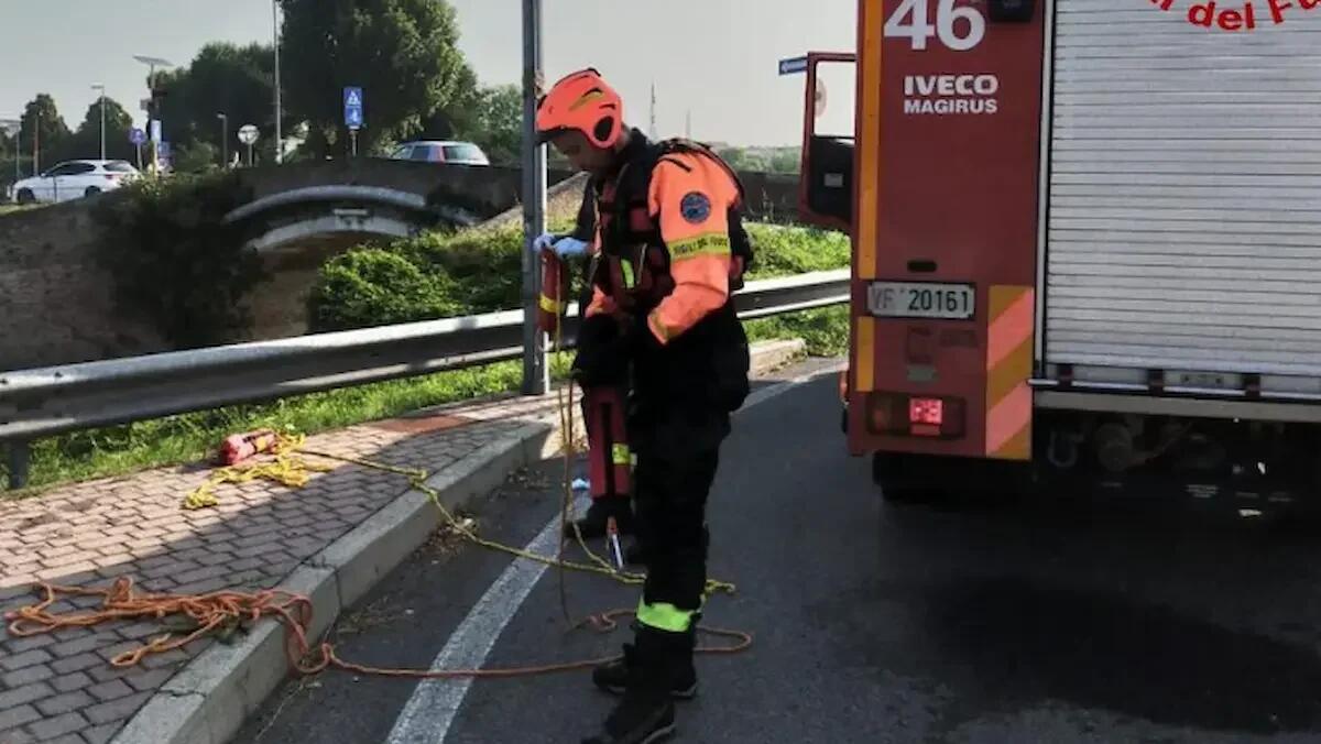 Si tuffa per recuperare il pallone: giovane scompare nel fiume trascinato dalla corrente - 
