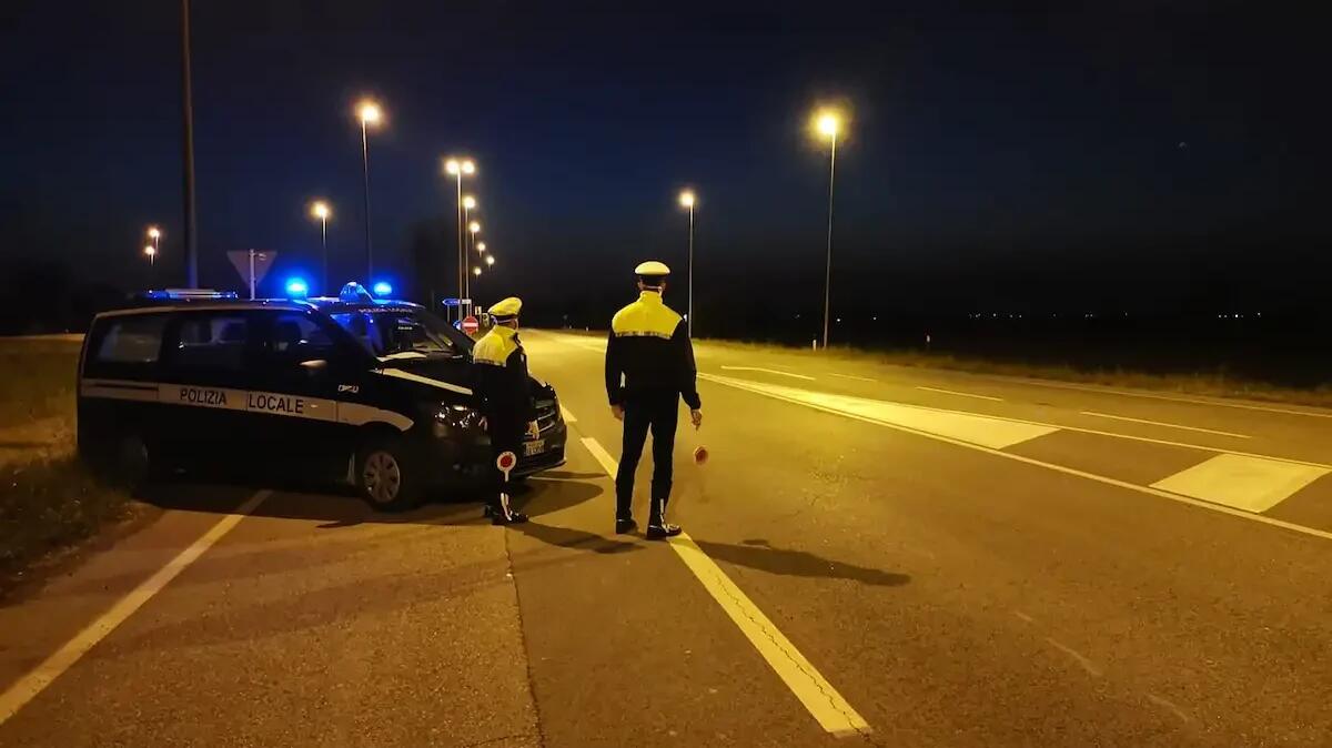 Auto non si ferma all’alt, inseguimento ad alta velocità a Jesolo: la Polizia sequestra denaro e gioielli - 