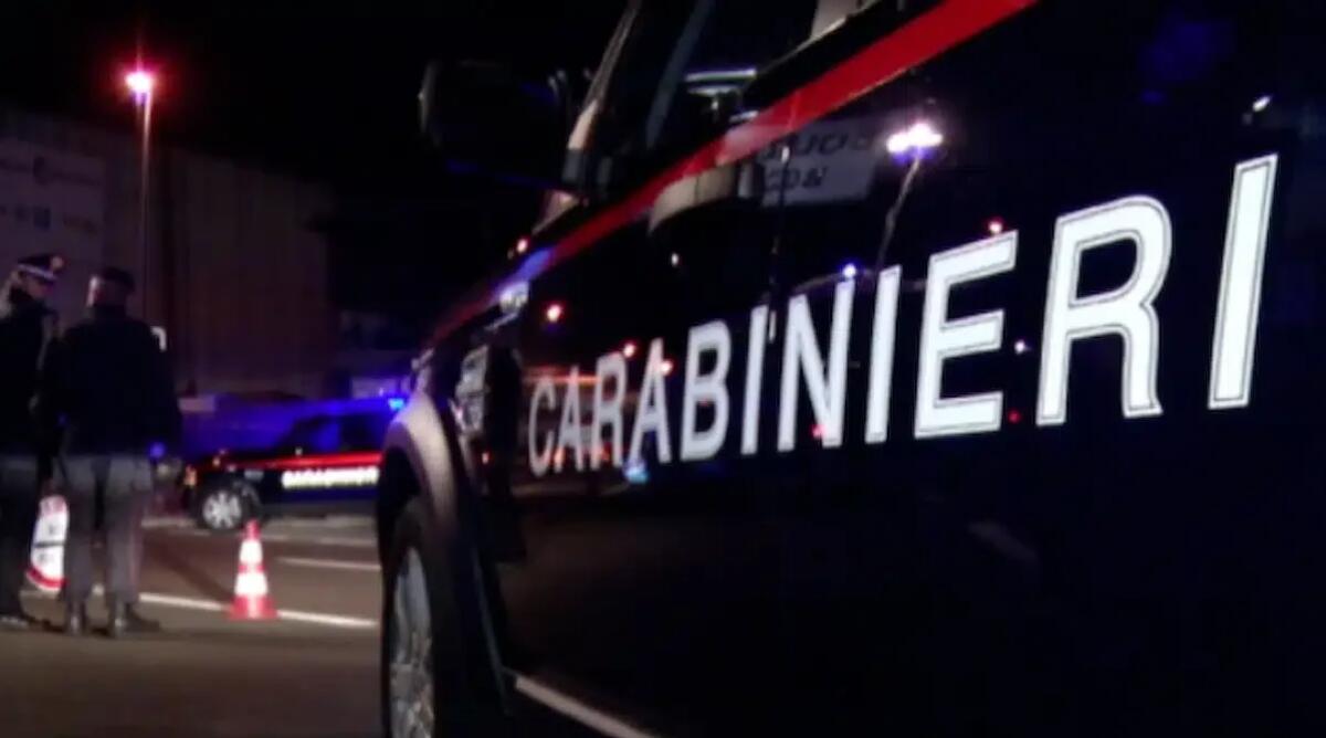 Trova i ladri in casa e li butta giù dal terrazzo: "Ho pensato a difendere mia moglie e le mie tre bimbe" - 