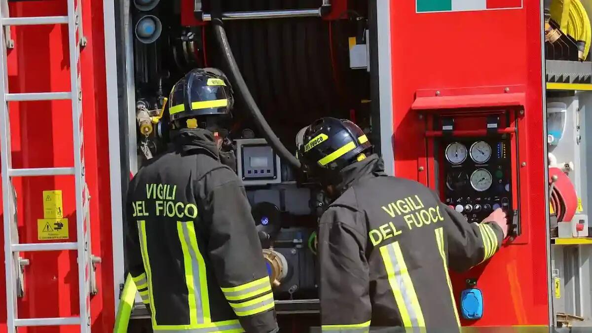 Paura all'alba, auto elettrica parcheggiata in garage prende fuoco: evacuate tre persone - 