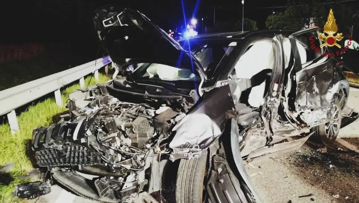 Spaventoso schianto tra due auto: conducente intrappolato dentro il veicolo | FOTO - 