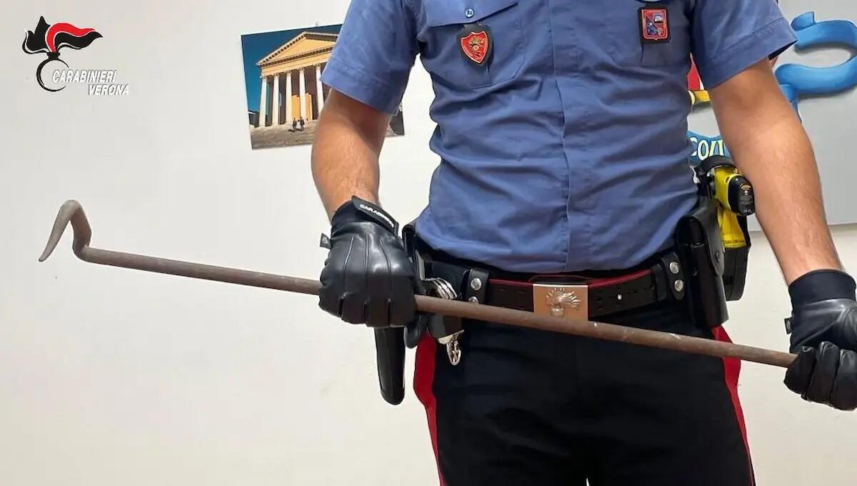 Colpisce le auto con una spranga e si scaglia contro un ciclista, poi calci e pugni ai Carabinieri -