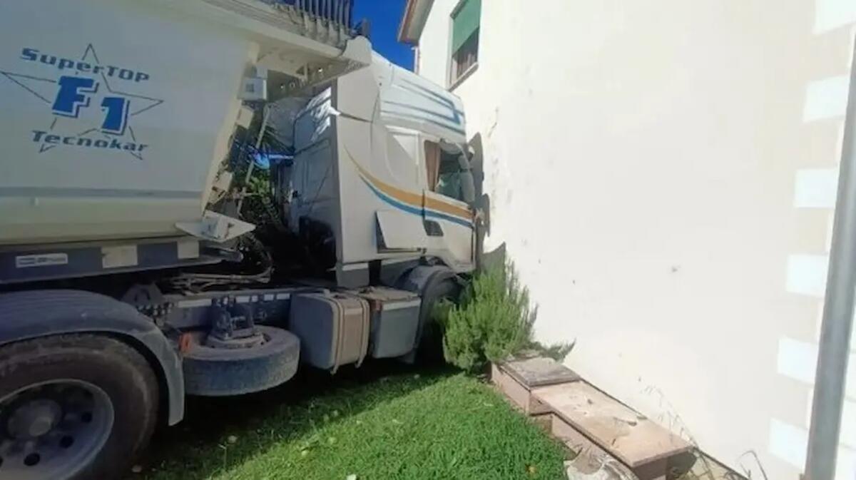 Paura a Trevignano, scoppia la gomma del camion: il mezzo finisce la sua corsa contro una casa - 