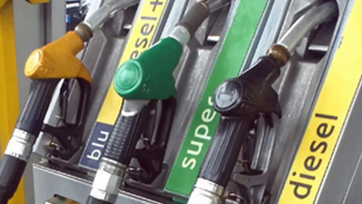 Rubano le carte carburante al capo, rifornimenti per 7mila euro: due lavoratori denunciati per ricettazione - 