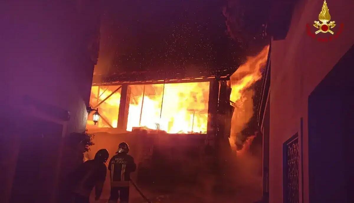 Fiamme nella notte in un magazzino, a rischio anche la legnaia e i garage: pompieri al lavoro per 6 ore - 