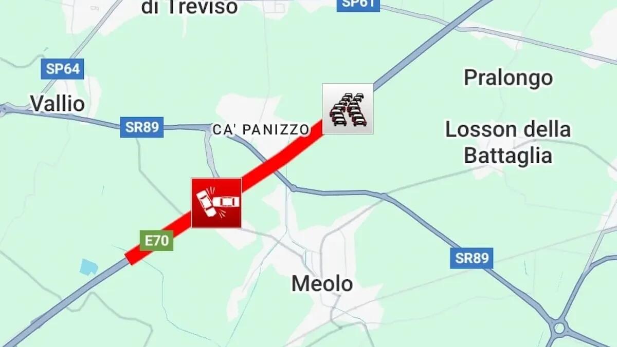 Incidente in A4, scoppia lo pneumatico del tir: schiano contro la barriera centrale - 