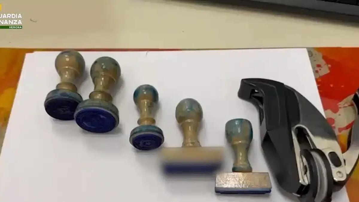 Già interdetto dall'attività, continua a lavorare come falso notaio: arrestato cittadino rumeno - 
