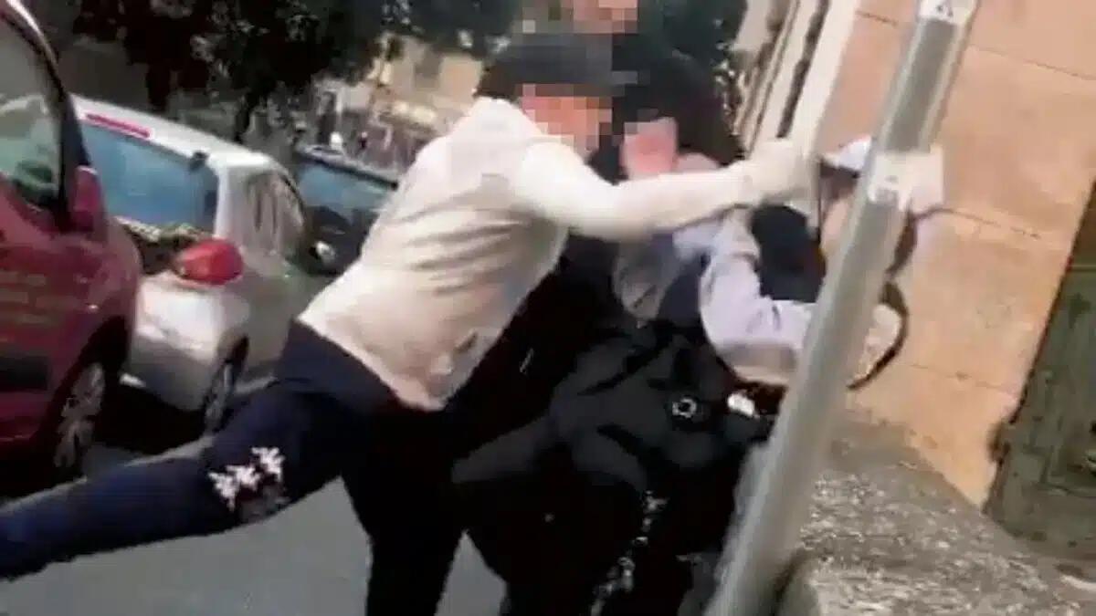Rapinano due coetanei e si vantano in un video sui social: denunciati tre 15enni - 