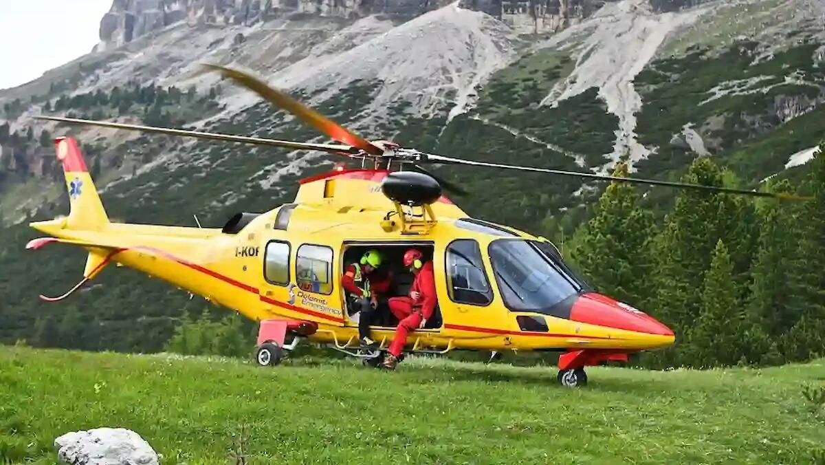 L'appiglio cede improvvisamente, 22enne precipita per cinque metri: salvataggio in elicottero - 