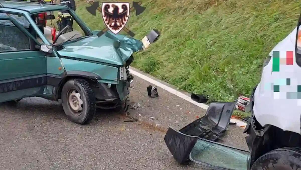 Frontale tra auto e furgone: grave 24enne intrappolata nel veicolo, trasportata in codice rosso - 