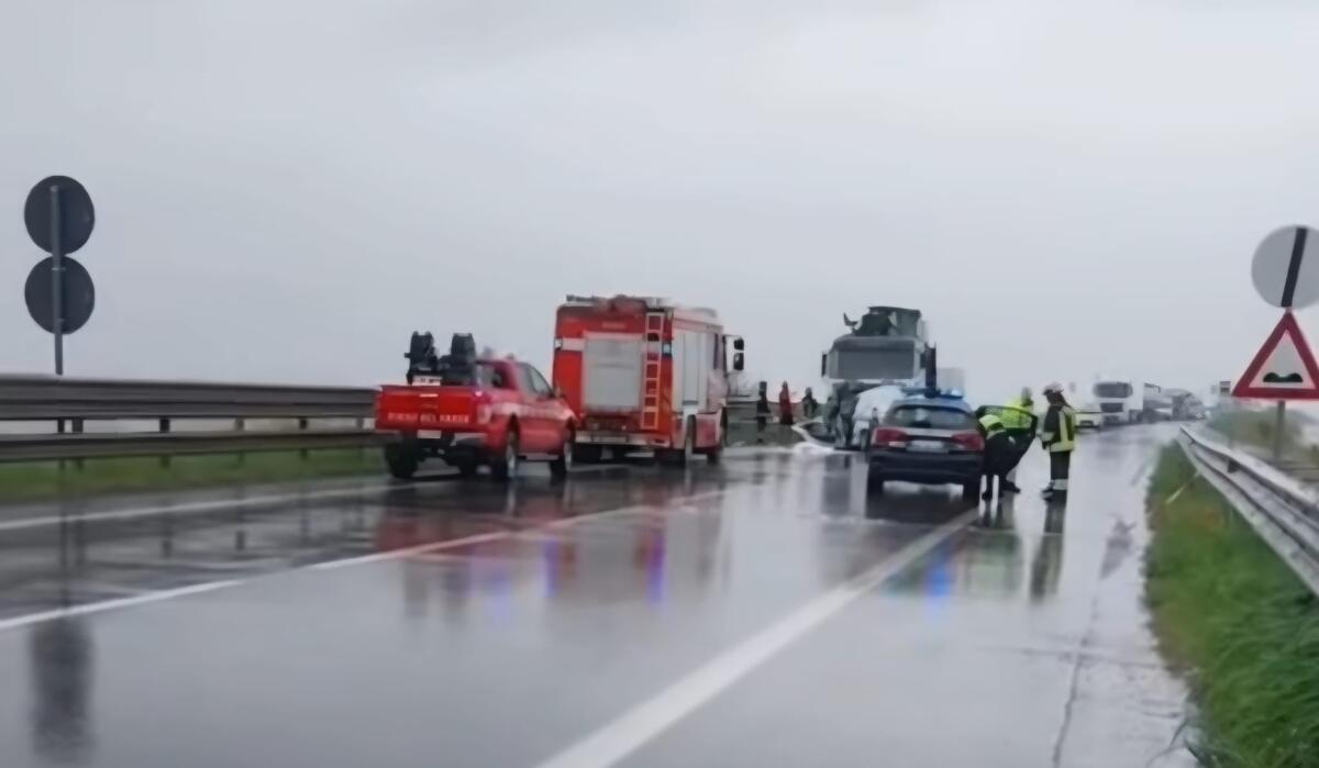 Chioggia, scontro frontale tra due mezzi sul ponte translagunare: morto un autista - 