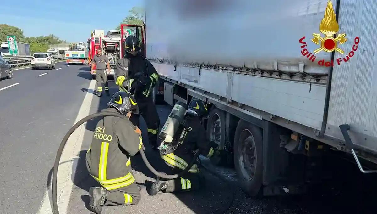 Principio di incendio in un autoarticolato sull’A4: domate le fiamme, nessun ferito e carico integro - 