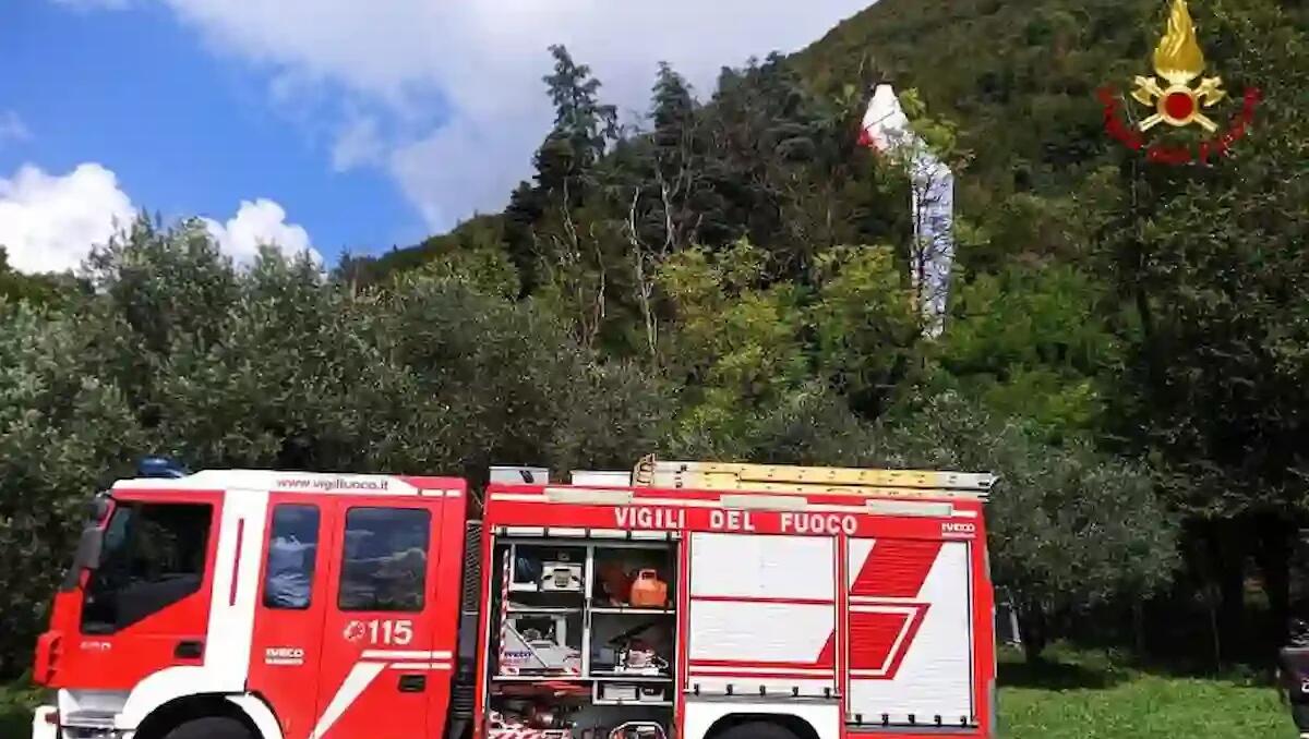 Pilota di parapendio impigliato tra gli alberi, sospeso a 15 metri di altezza: aggrappato all'imbragatura - 