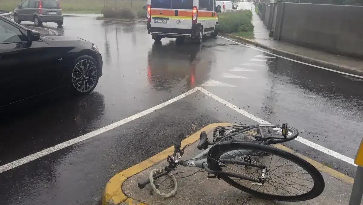 Incidente a Basaldella, scontro tra bici e auto alla rotatoria: ferito ciclista 21enne - 