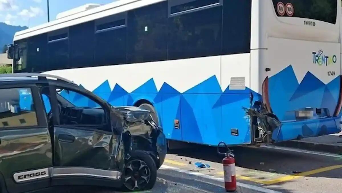 Paura alla fermata del bus: auto guidata da una 82enne va a sbattere contro una corriera - 