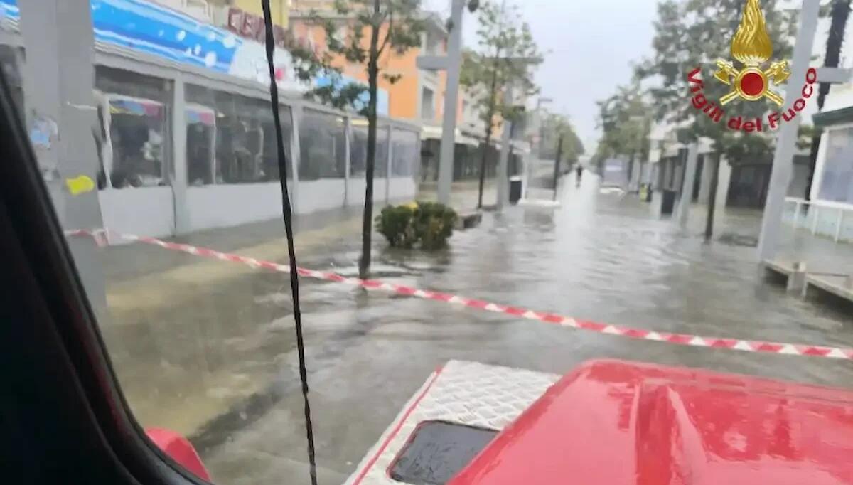 Allarme maltempo nel Veneziano: già 20 interventi dei pompieri, 70 segnalazioni in coda a Bibione - 