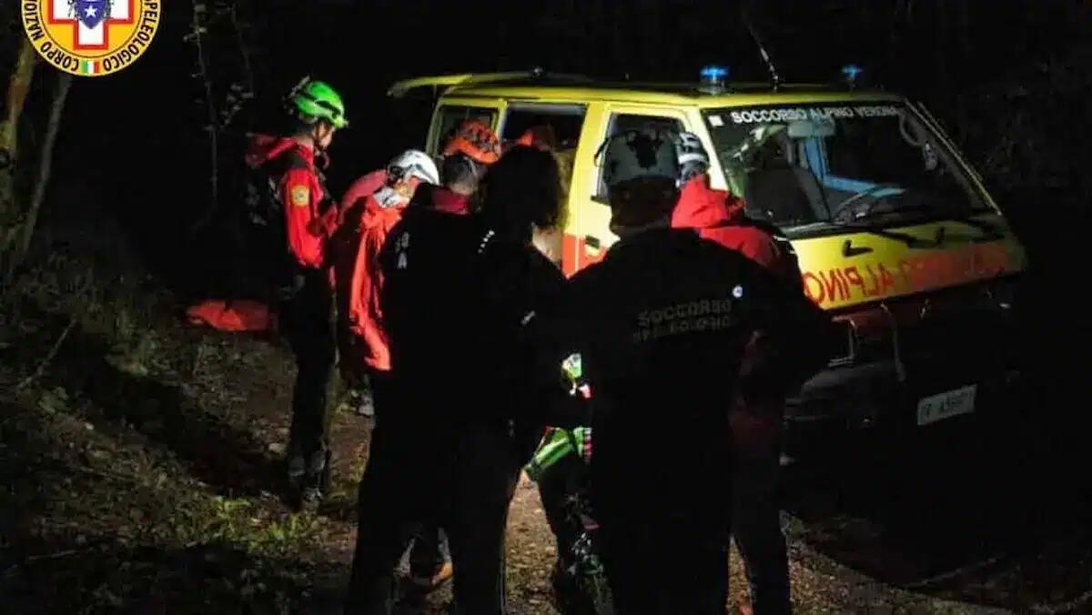 Colto dal buio e dal freddo, 85enne non riesce a raggiungere l’auto: scivola e rompe gli occhiali - 