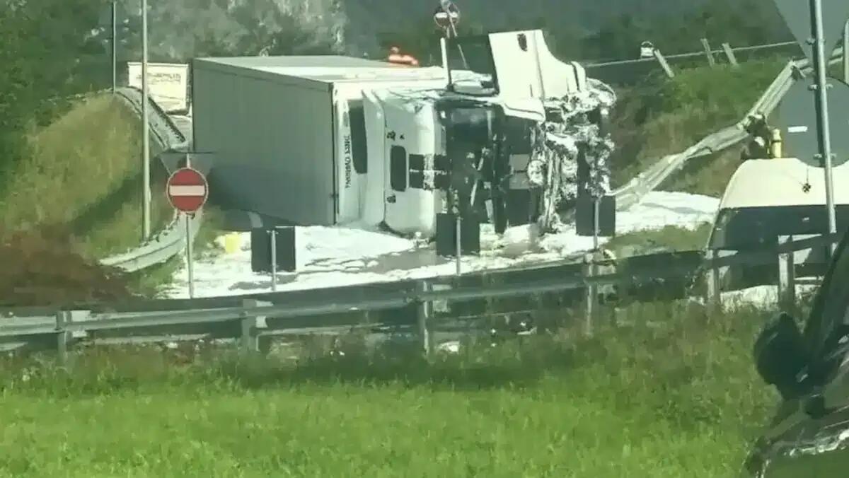 Pauroso incidente sulla statale: camion sfonda il guardrail e si ribalta sulla strada - 