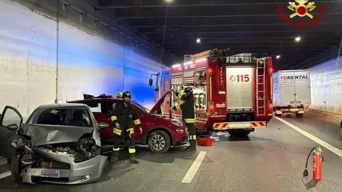 Incidente in autostrada: schianto tra due auto nella galleria, 3 feriti | FOTO - 