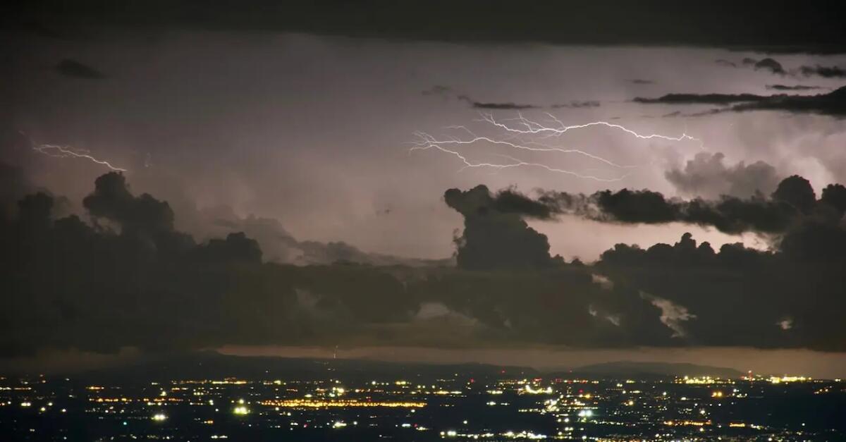 Meteo, ancora maltempo e temporali intensi nella notte tra sabato e domenica. Poi torna il sole - 