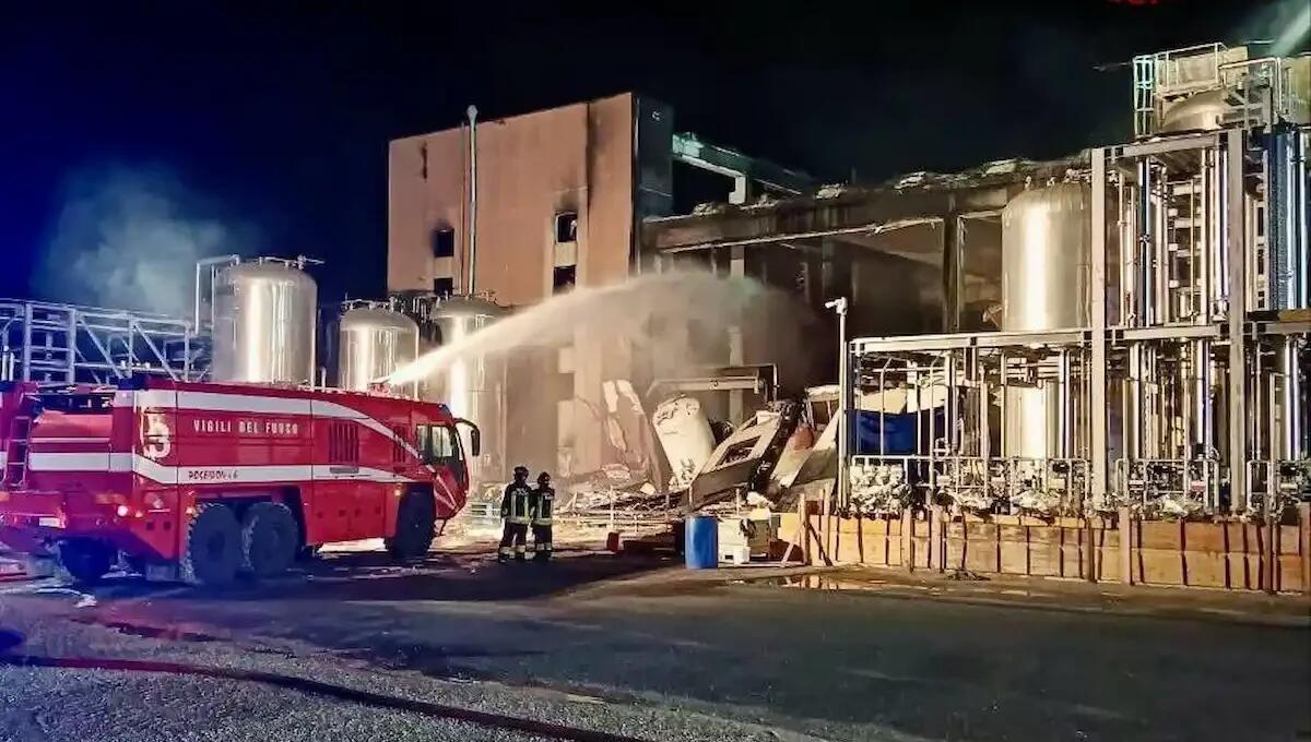 Devastante incendio alla Geofin: 30 pompieri al lavoro per spegnere le fiamme (FOTO e VIDEO) -