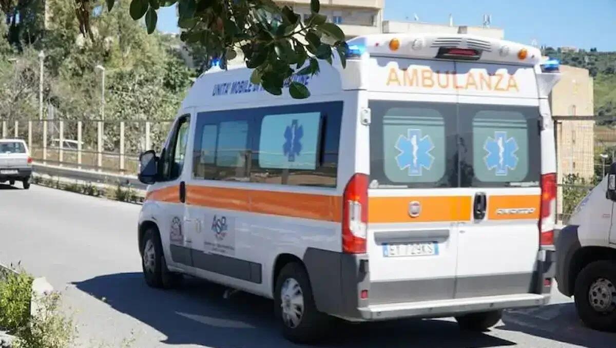 Investita da un furgone mentre attraversa le strisce pedonali: è grave - 