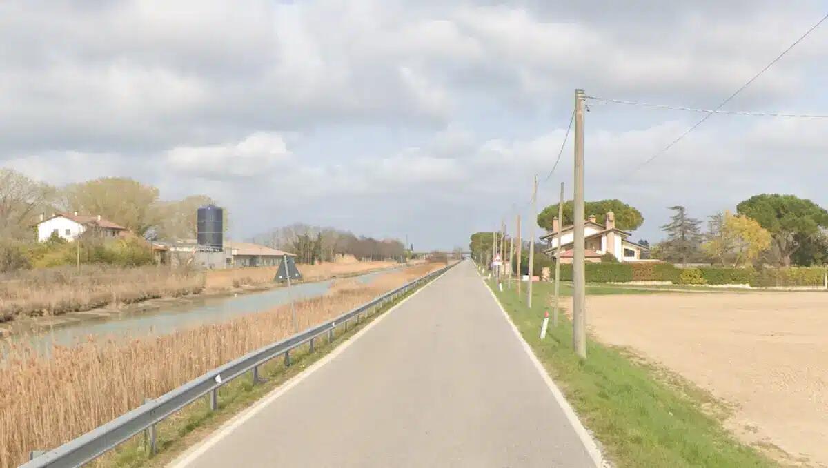Lignano, ciclista 21enne speronato da un’auto finisce nel canale: è grave. Conducente in fuga - 