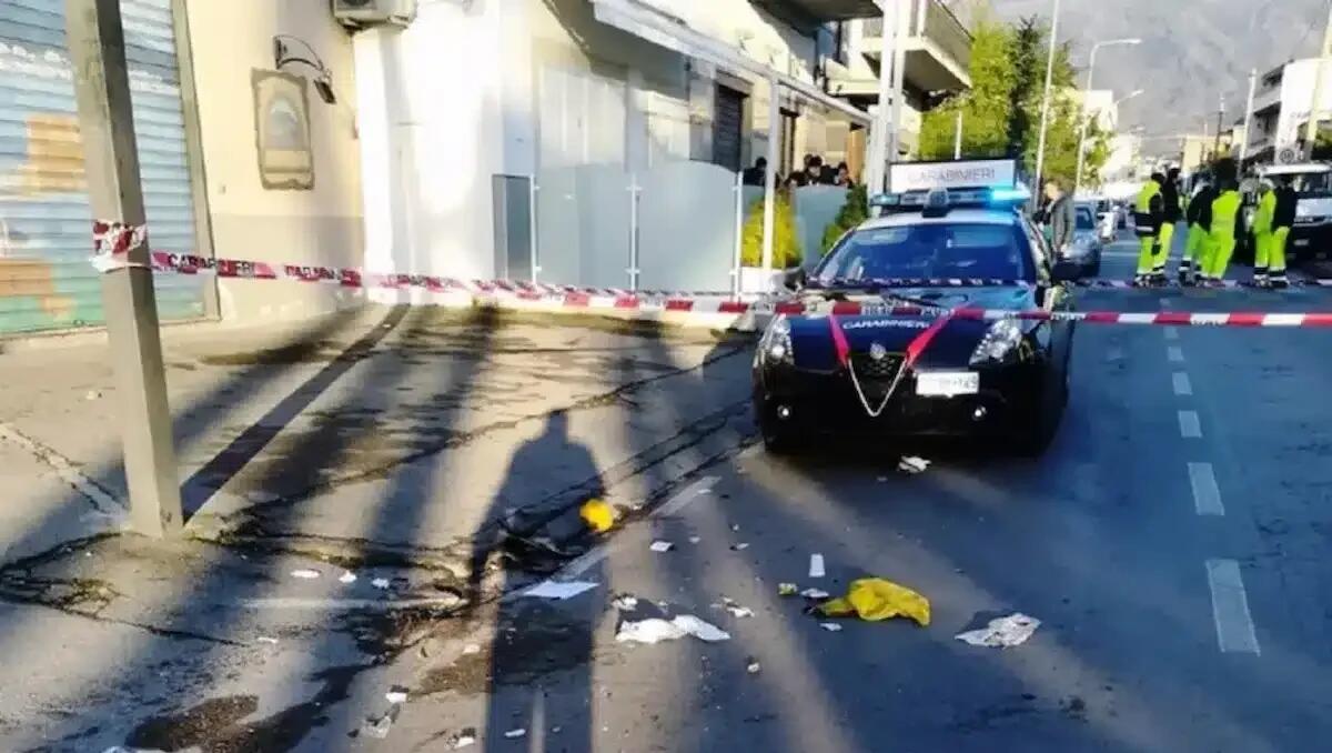 Travolta da un'auto e trascinata per alcuni metri: 50enne in prognosi riservata - 