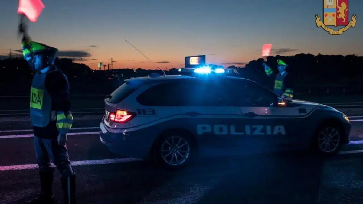 Travolto sulla A4 da un'auto in fuga dopo la rapina, grave un agente della Polizia Stradale - 