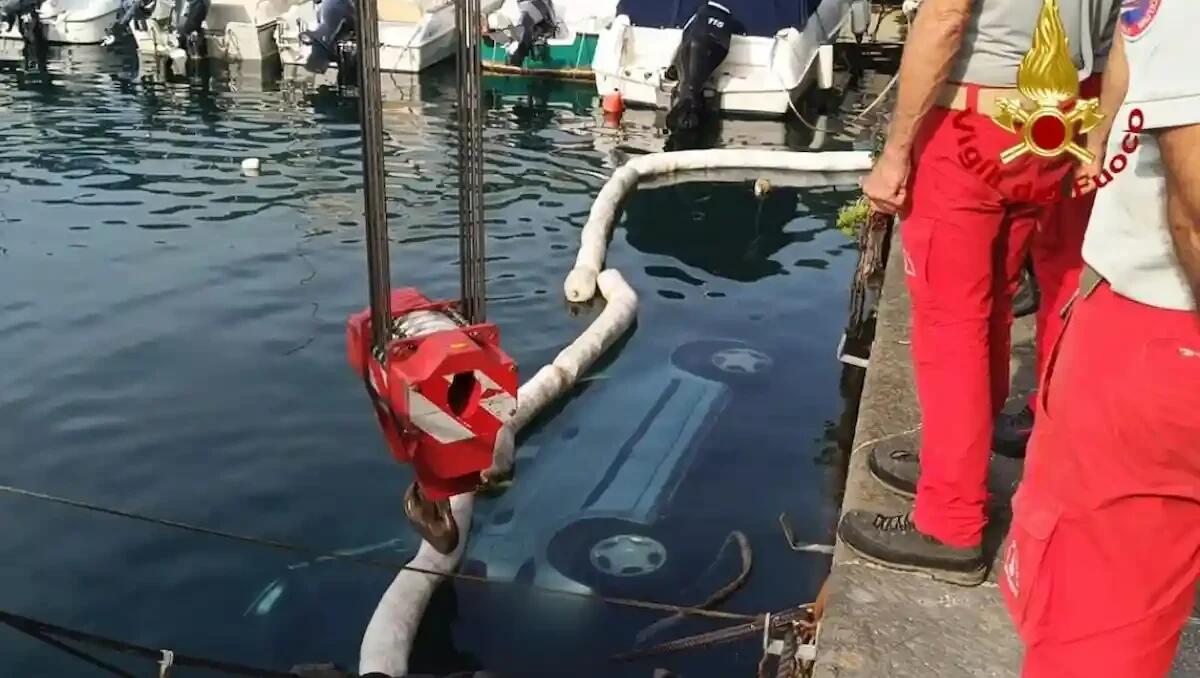 Auto parcheggiata finisce in mare, rischio danno ambientale: recuperata dai sommozzatori | VIDEO - 