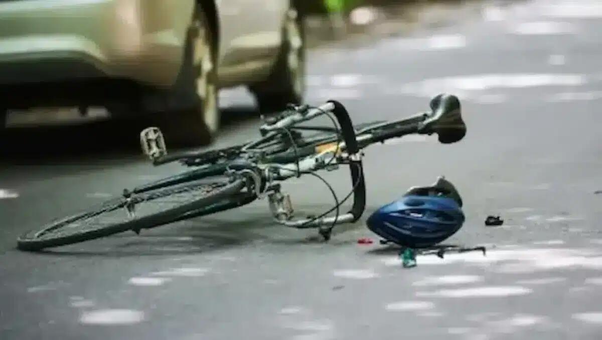 Sindaco travolto da furgone mentre pedala a Jesolo: caccia al pirata della strada - 