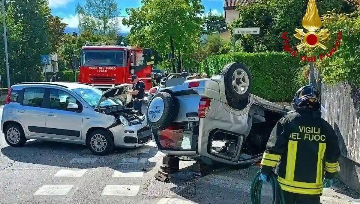 Terribile scontro tra due auto, una finisce cappottata: due feriti, uno grave - 