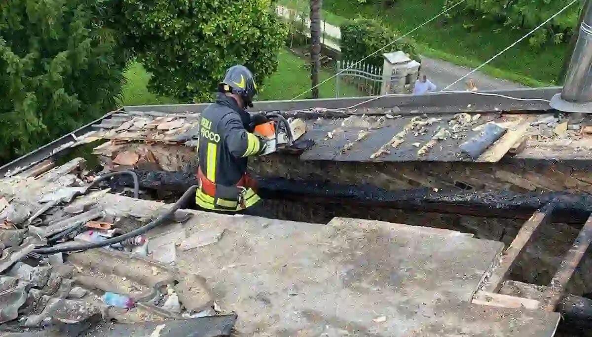 A fuoco il tetto in legno di una casa a Villorba: fulmine probabile causa - 