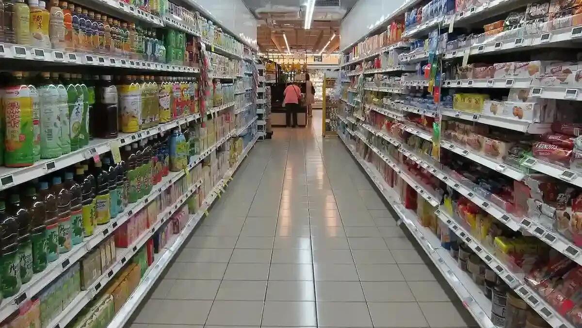"Sua figlia disturba i clienti": mamma cacciata dal supermercato perché la bimba piange - 