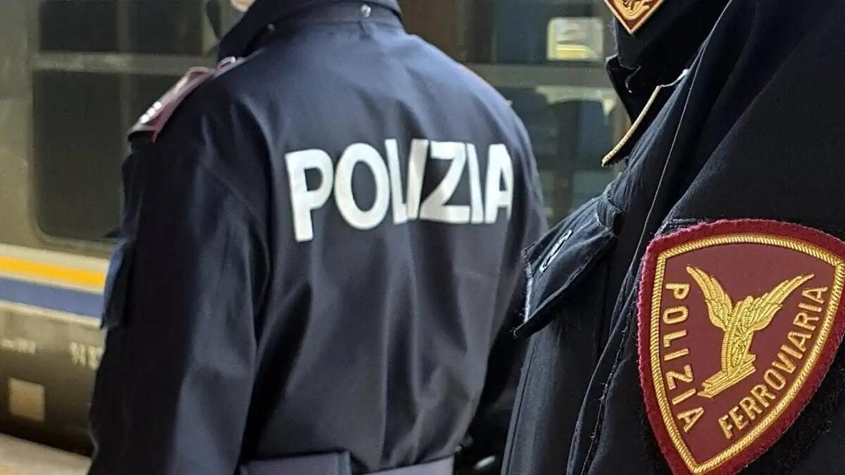 Accerchiato e aggredito in pieno giorno, ferito all'addome con un pezzo di vetro: indaga la Polizia - 