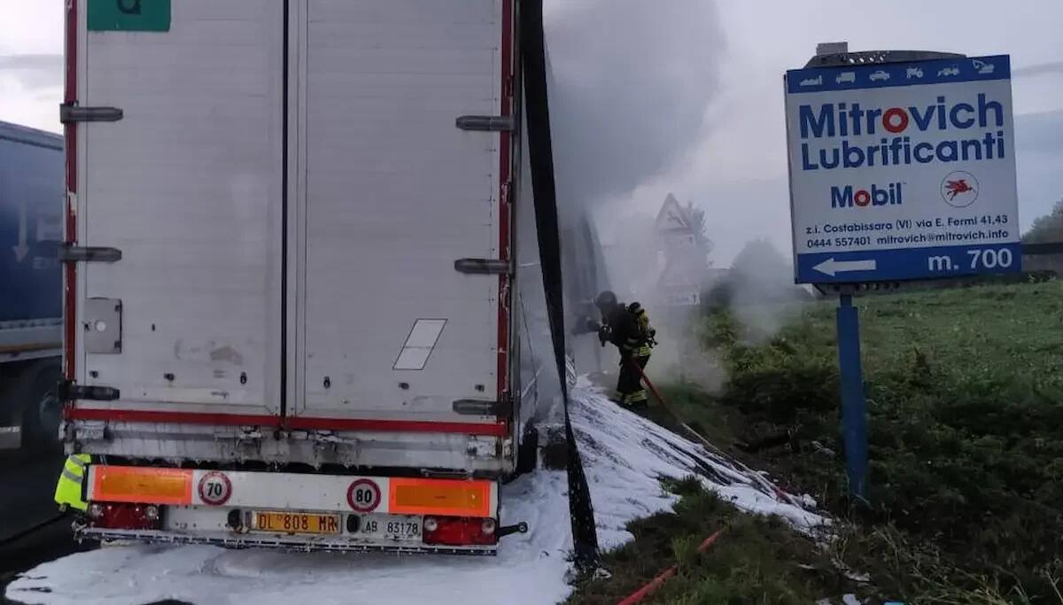 Fiamme sul semirimorchio di un Tir lungo la Statale Pasubio: traffico in tilt - 