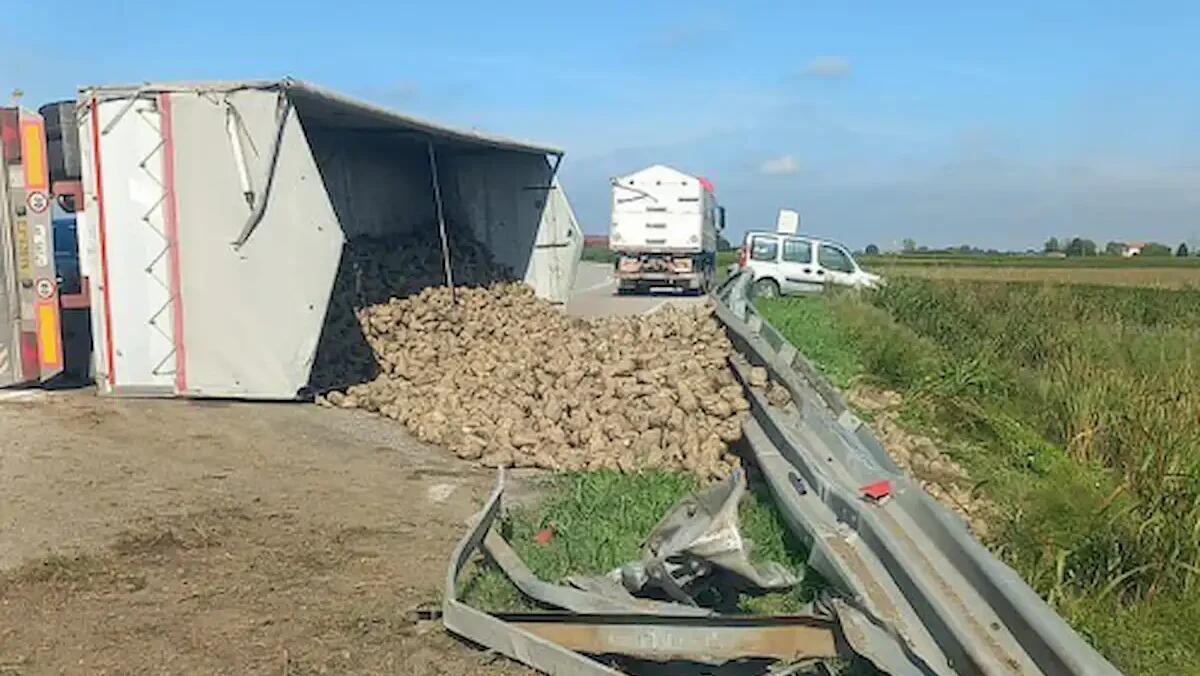 Camion carico di barbabietole sfonda il guardrail: traffico in tilt sulla Monselice Mare - 