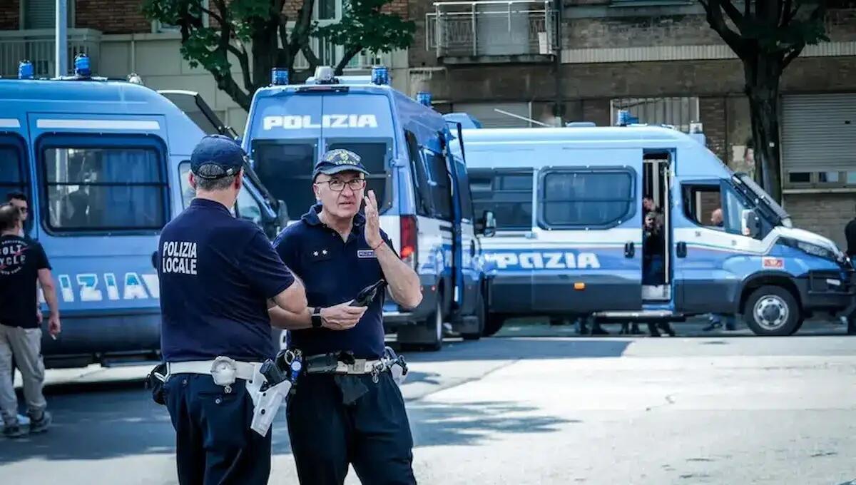Sgomberato edificio dismesso in zona stazione a Padova: ci vivevano in sette, tre con la scabbia - 