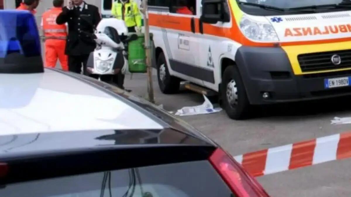 Trovato a terra in una pozza di sangue per strada: intubato ed elitrasportato d'urgenza, è gravissimo - 