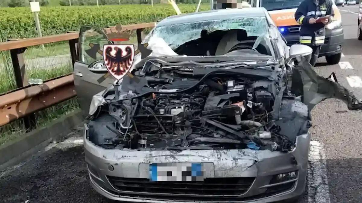 Violento tamponamento in autostrada: auto si schianta contro camion, tre giovani feriti | FOTO - 